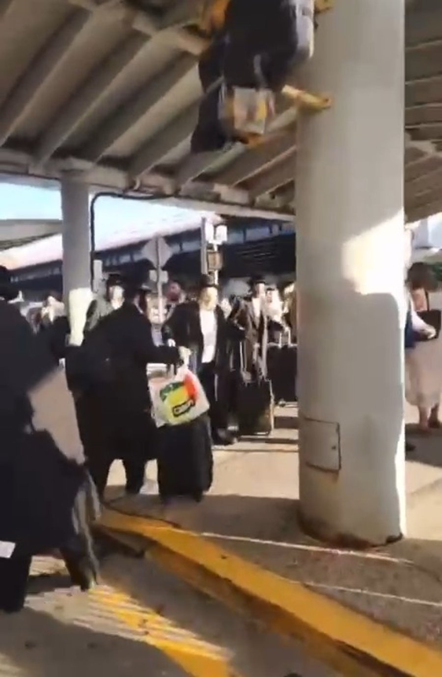החסידים מחוץ לשדה התעופה בארה"ב