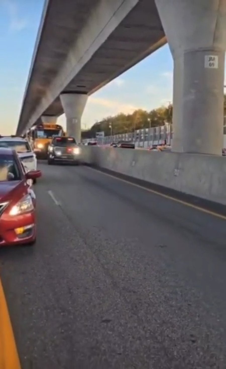 על הגשר לפני הכניסה לוויליאמסבורג