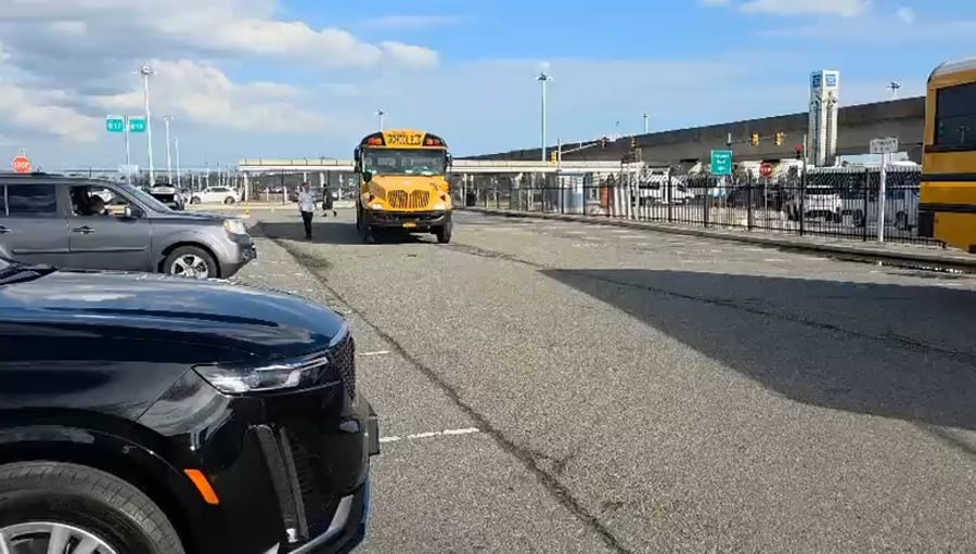 אוטובוסים וחברת שומרים ממתינים בשדה התעופה JFK
