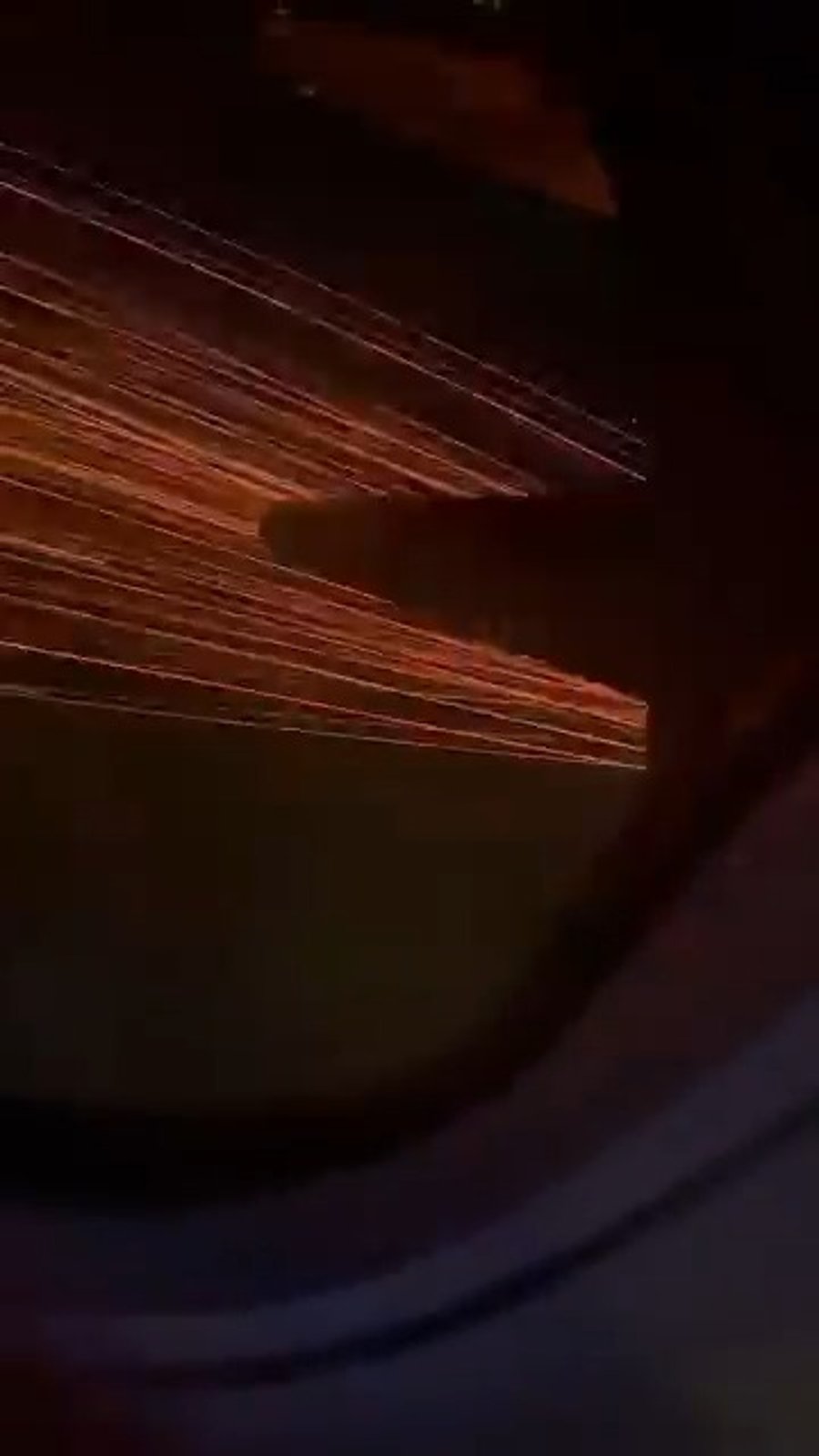 ניצוצות אש מהמנוע