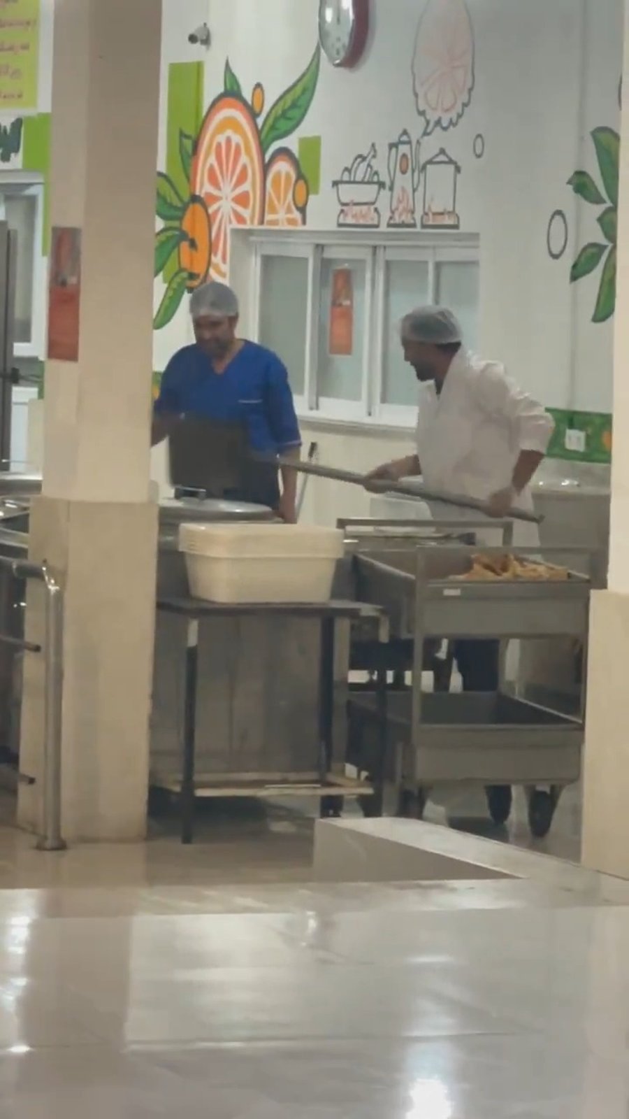 מחלק אוכל עם.. את חפירה