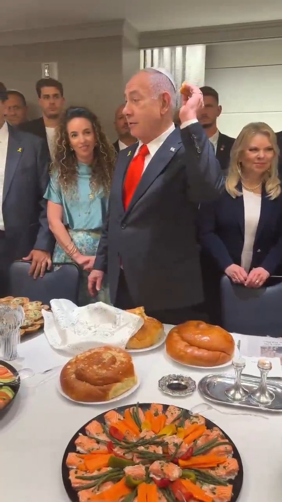 נתניהו מחלק שיריים