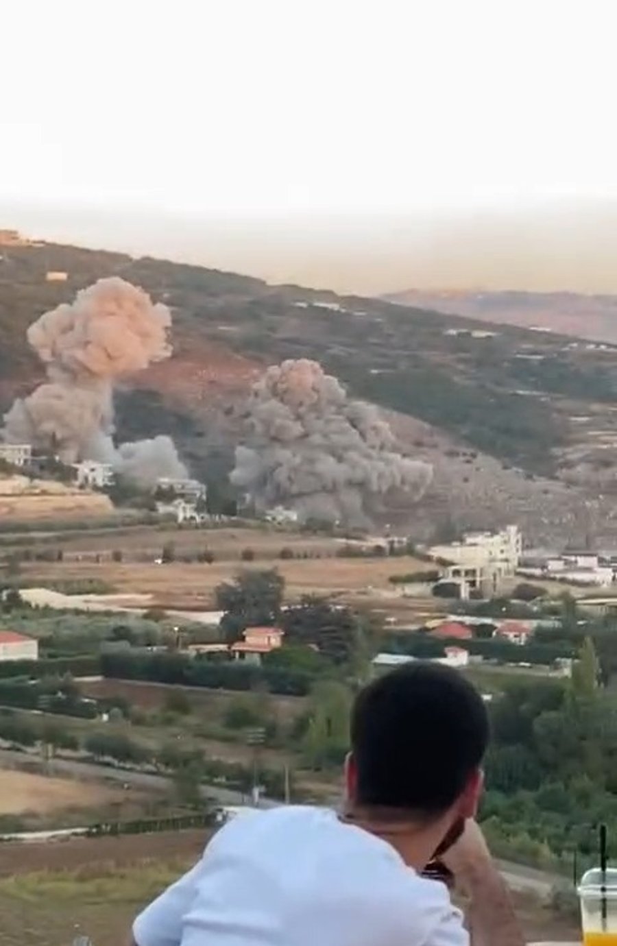 שותים קפה מול פטריות העשן