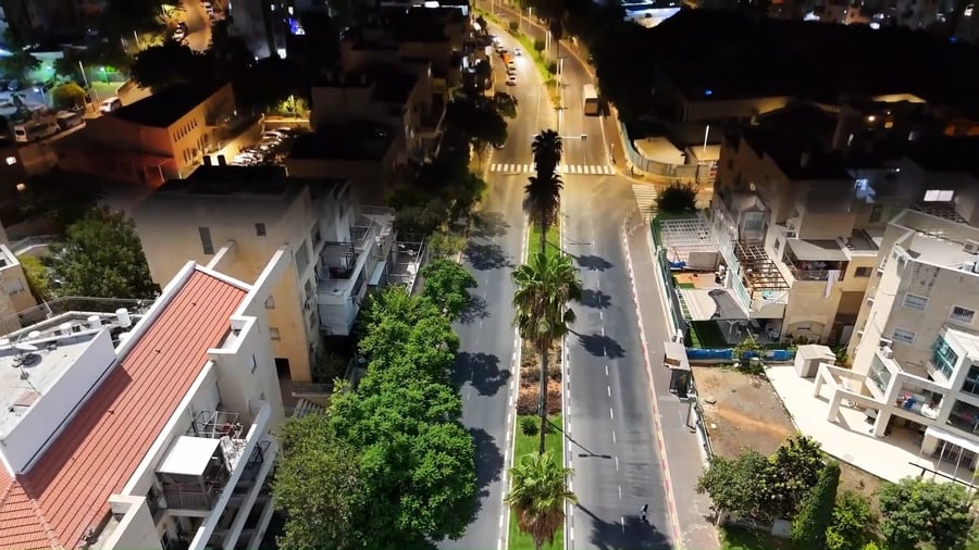 רחוב אחד באלעד, ביום ובלילה - בו זמנית | צפו