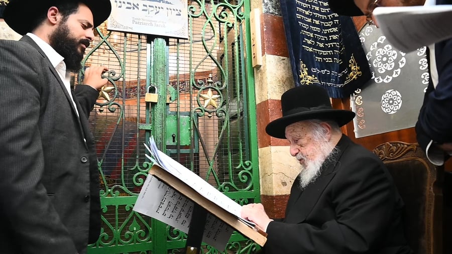 הגרב"ד פוברסקי בתפילה במערת המכפלה בחברון