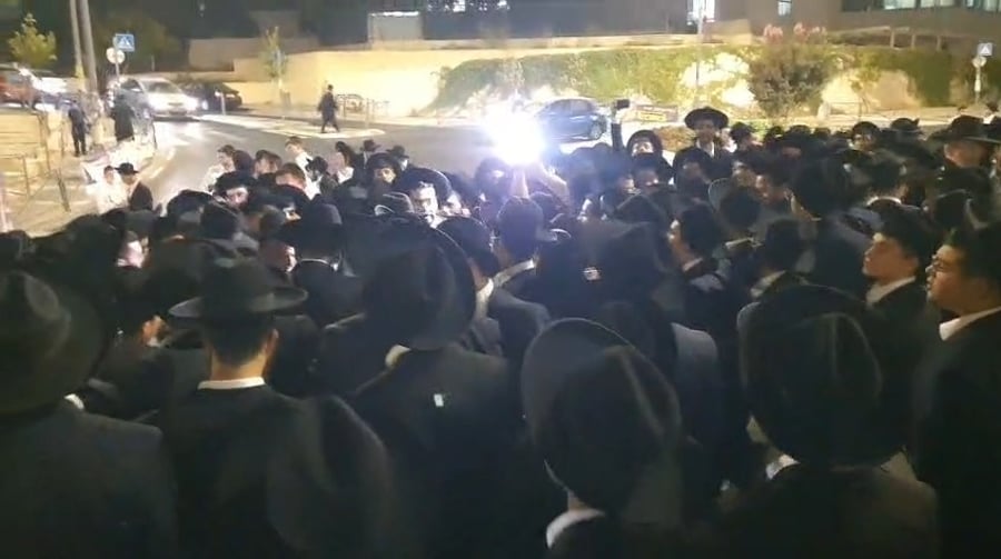 תלמידי אוהל תורה מלווים את הגר"מ צדקה