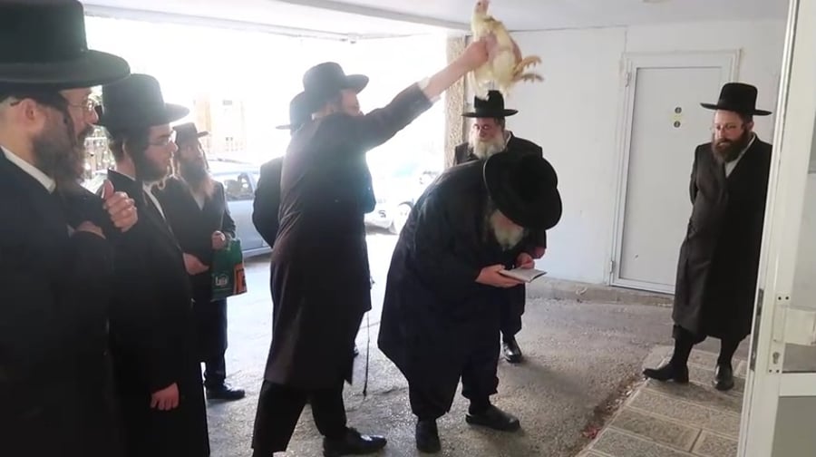 ראש הישיבה הגאון רבי שאול אלתר במנהג כפרות