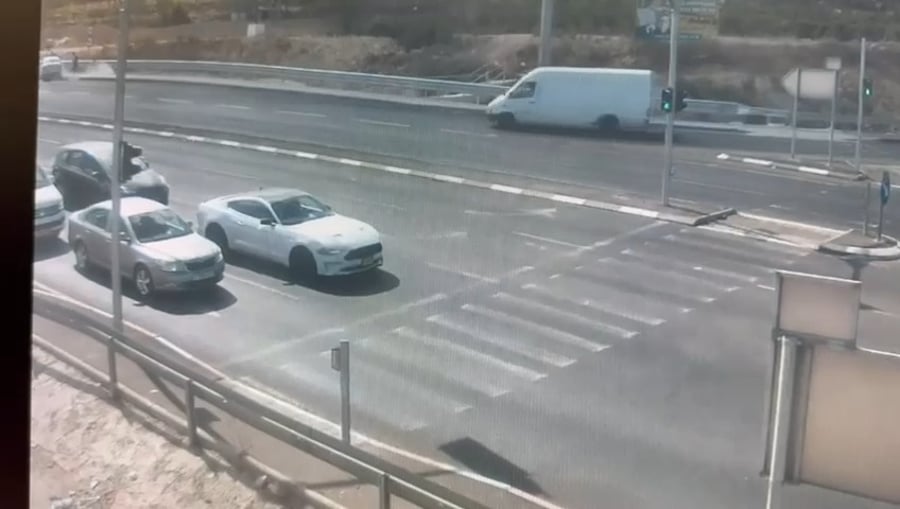 מתקדם לעבר הבחורים בטרמפיאדה ודורס אותם | צפו