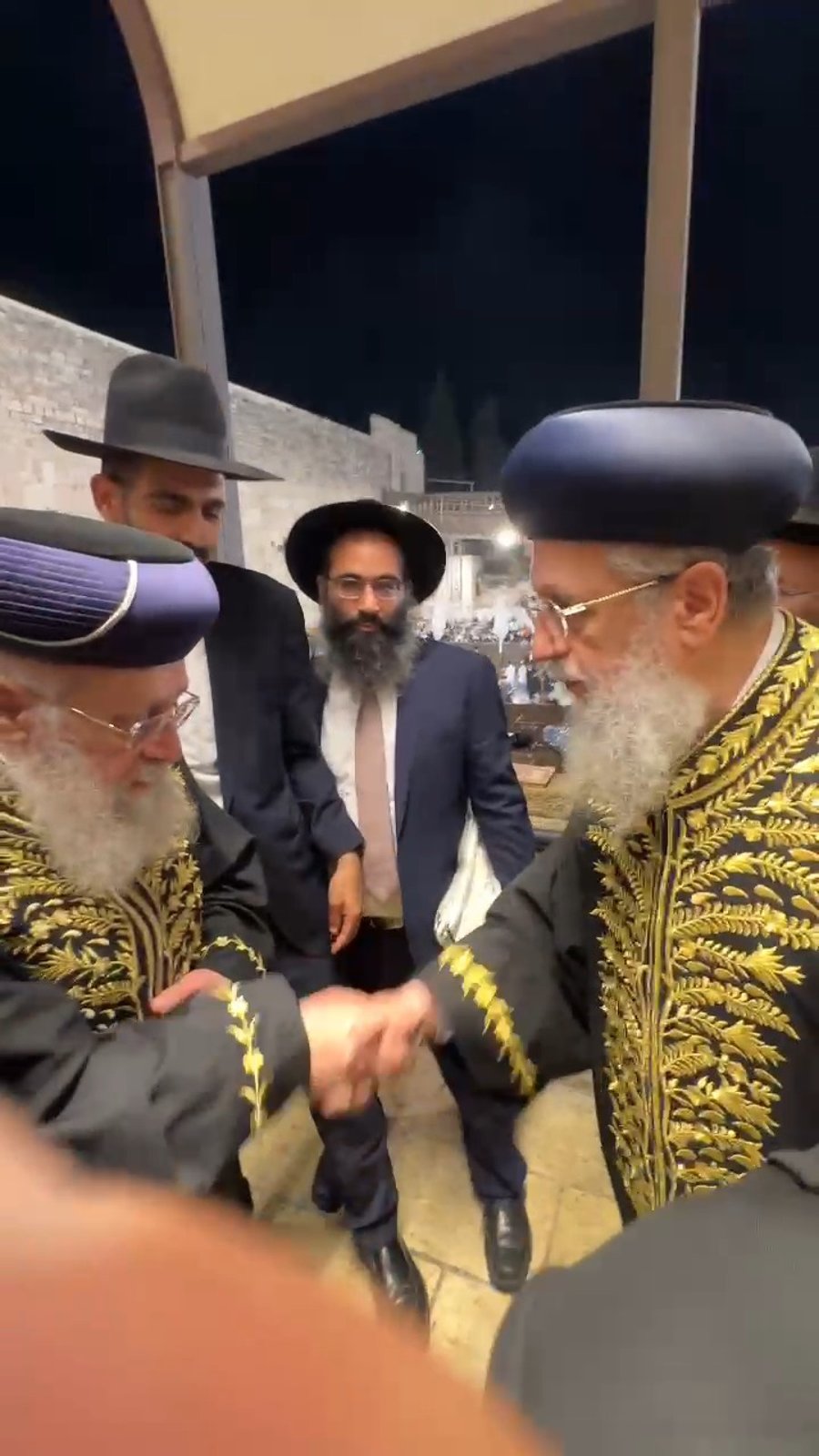 האחים הראשלצי"ם הגר"י והגר"ד יוסף בלחיצת ידיים בכותל