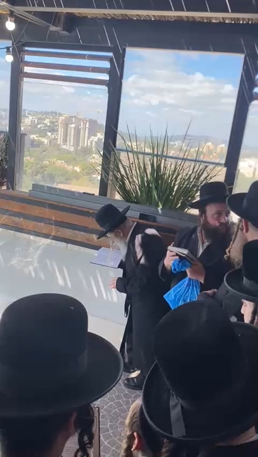 האדמו"ר מאמשינוב בתשליך