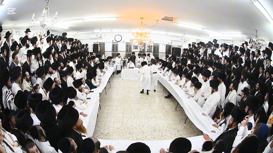 מוצאי יום כיפור בחצה"ק מודז'יץ