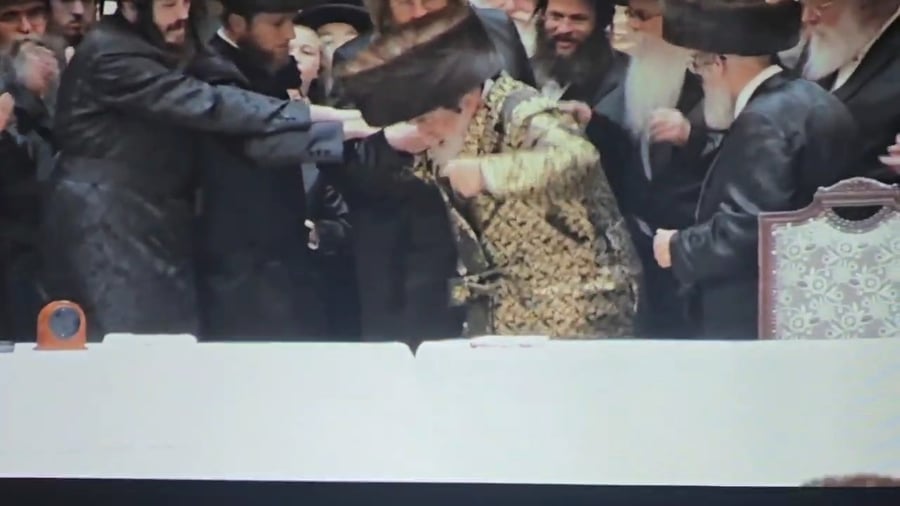 הרבי מויז'ניץ בריקוד עם העסקנים לרפואתו