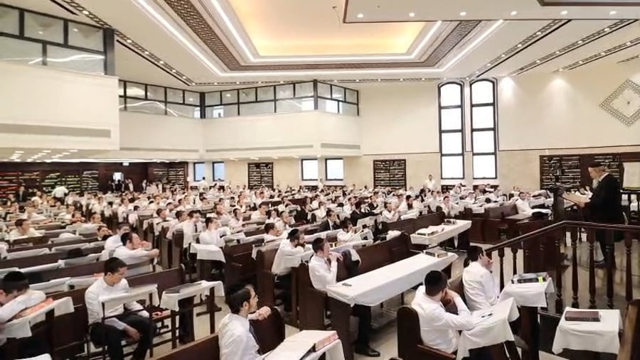 הגאון רבי חיים פרץ ברמן בשיעור בבית כנסת חניכי הישיבות 