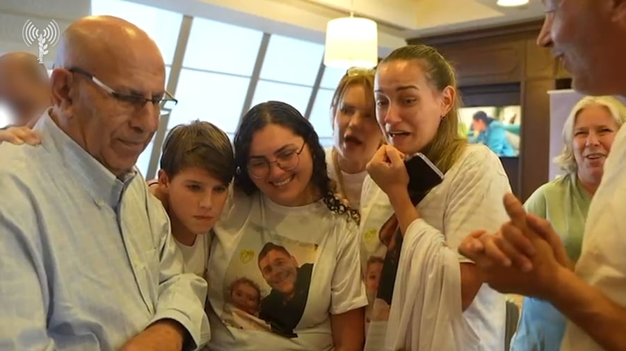 משפחת הרקין צופה בסרטון מרגעי החזרה של מקסים