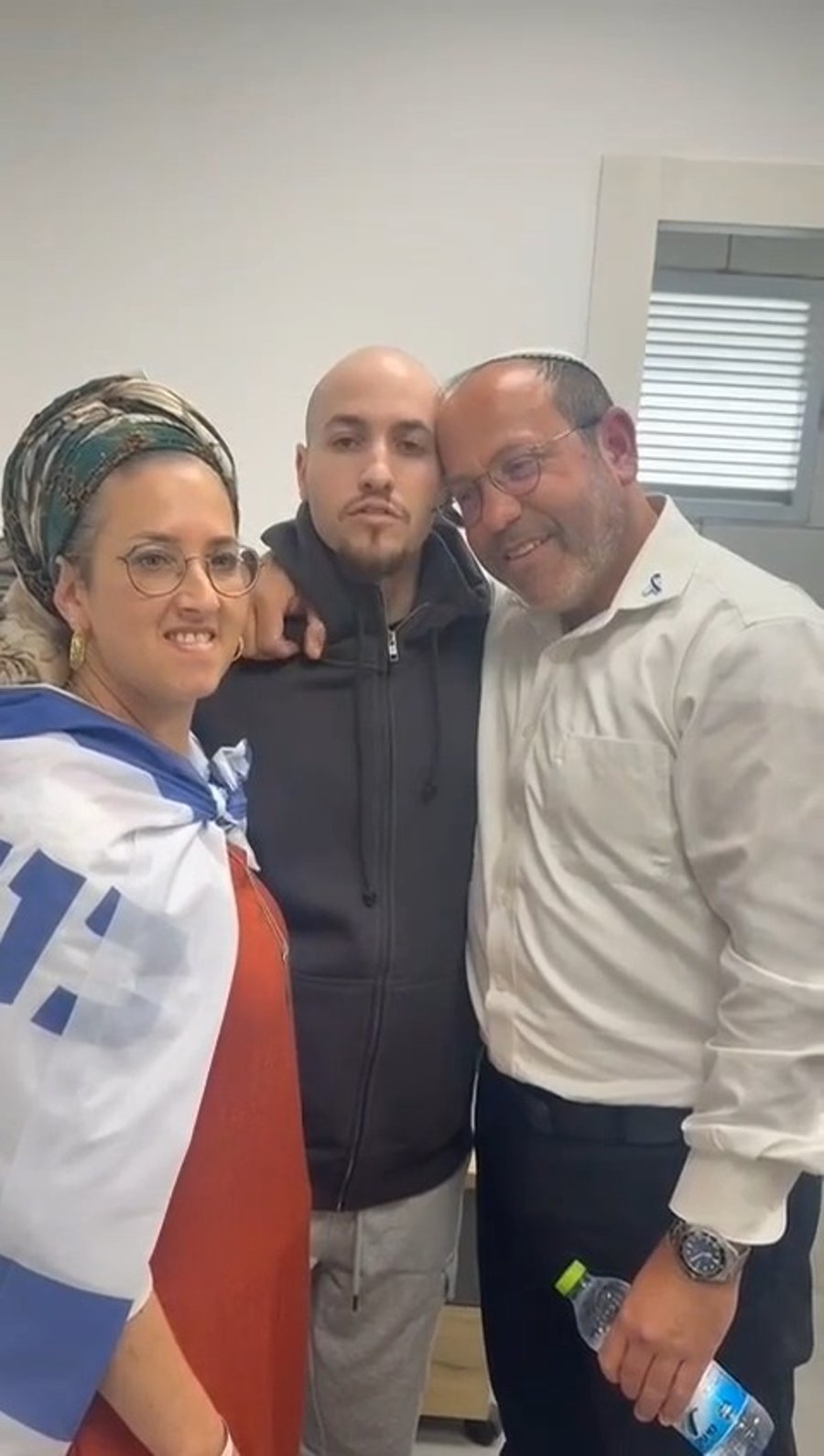 איתן מור עם הוריו לאחר השחרור מהשבי