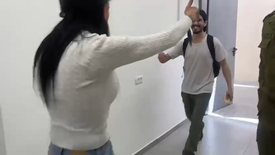 עינב צנגאוקר עם בנה