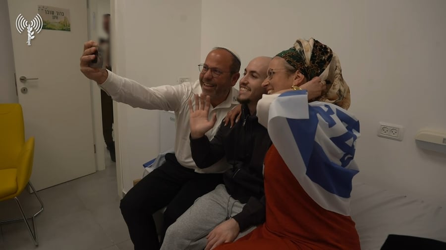 משפחת מור מקבלים את פניו של בנם