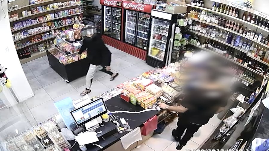 סרטוני מצלמות האבטחה משני אירועי השוד