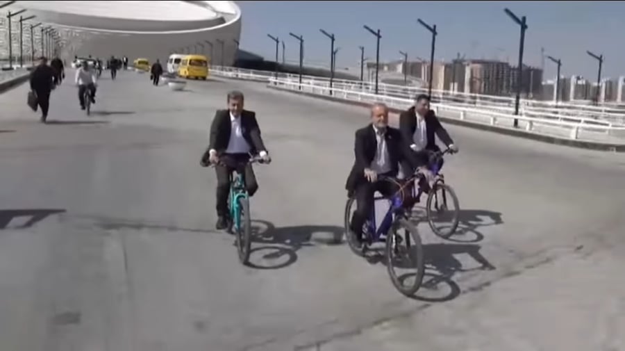 הנשיא רוכב על אופניו