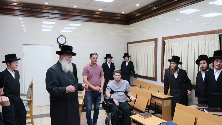 החייל עם הבחורים לפני תפילת מנחה בצאנז