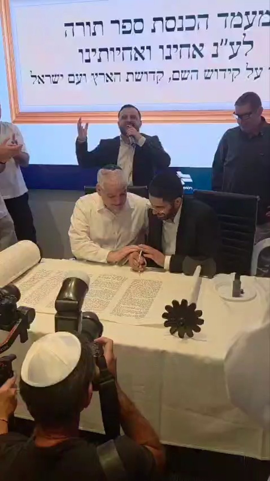 הכנסת ספר תורה לבית הכנסת שבמטה חברת ׳רכבת ישראל׳