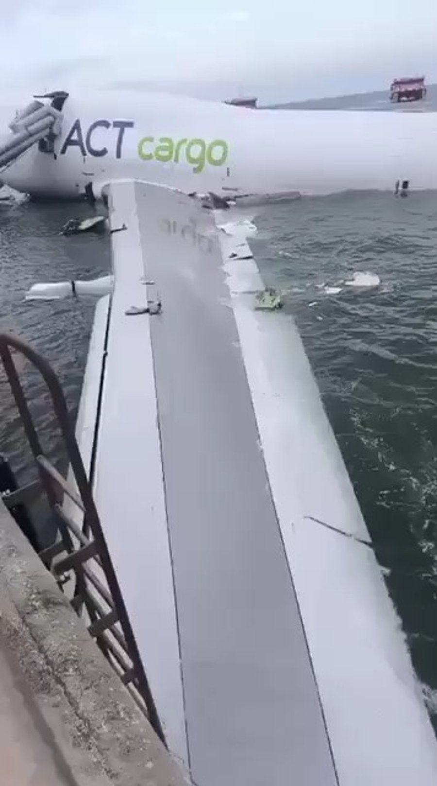 המטוס בים לאחר ההחלקה