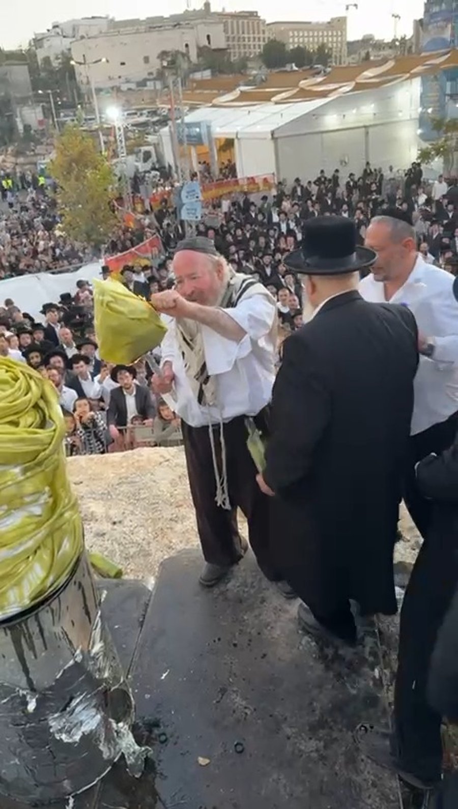 המקובל רבי יעקב עדס בהדלקה בהילולת 'שמעון הצדיק' בירושלים