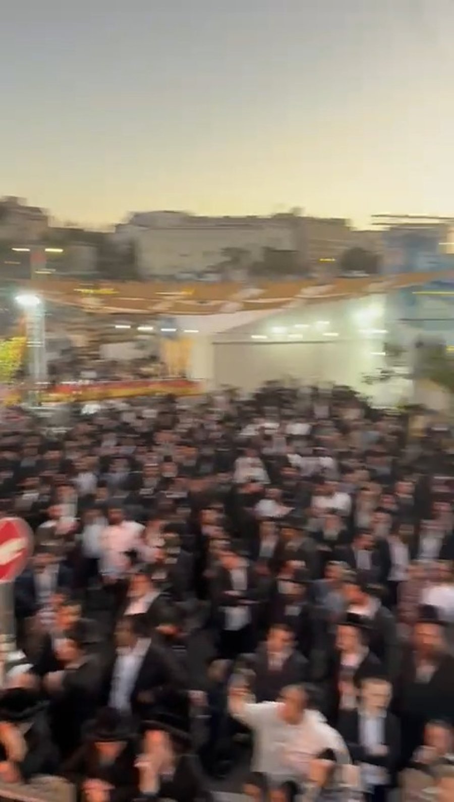 המקובל רבי יעקב עדס בהדלקה בהילולת 'שמעון הצדיק' בירושלים