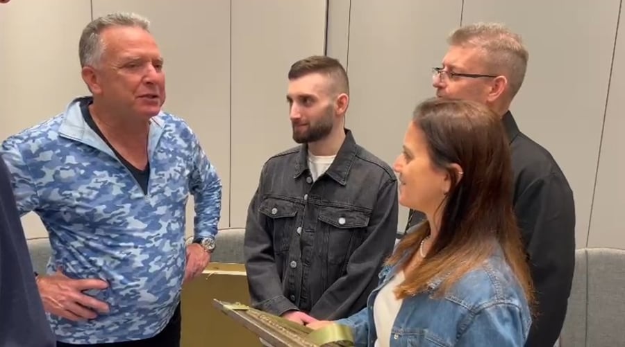 המפגש של שורדי השבי עם שליחי הנשיא טראמפ