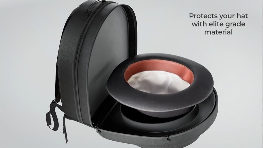 לאחר שנים של מחשבה, עיצוב ובדיקות בשטח, נולד הרעיון ששינה את הכל: תיק אחד, שמגן על המגבעת בצורה מושלמת