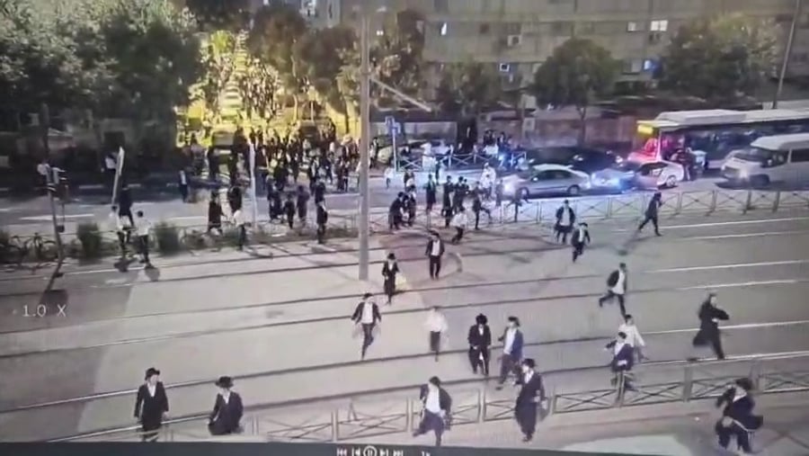 המפגינים משתלטים על ציר הרכבת הקלה