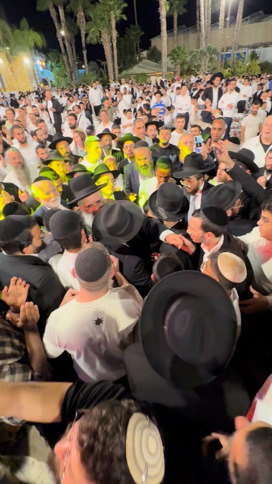 רבי ישראל אברג'ל בהופעתו במעמד