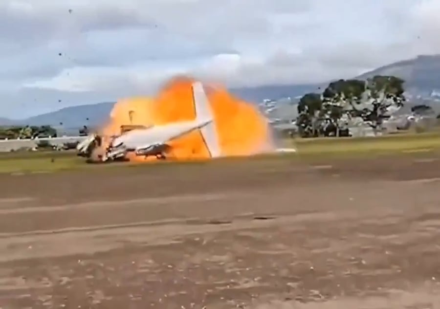 המטוס מתרסק