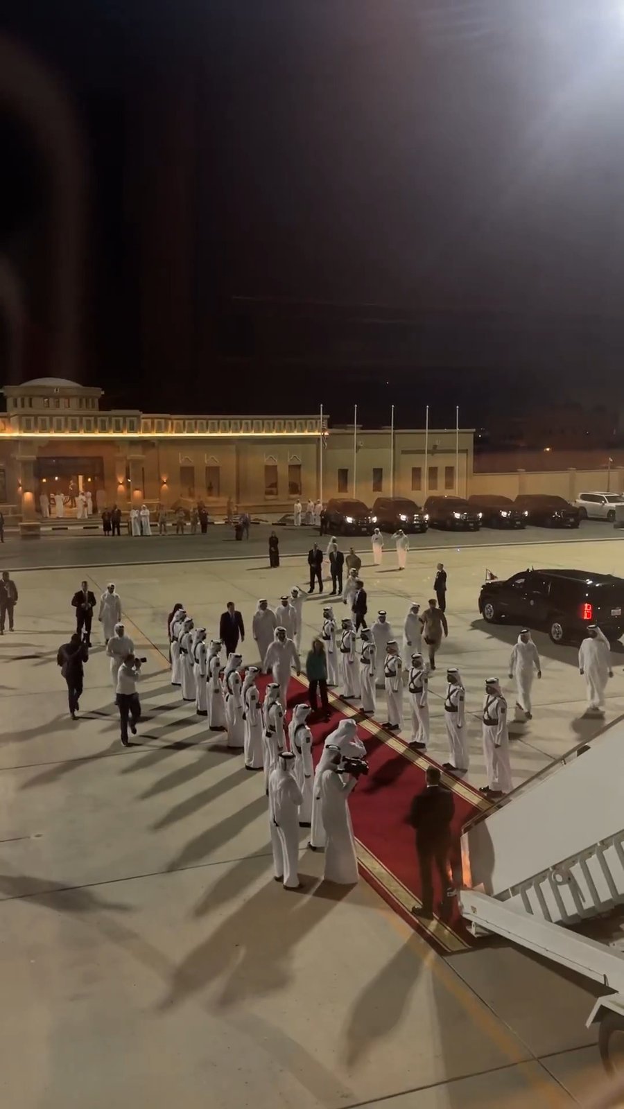 אמיר קטאר עולה על המטוס הנשיאותי