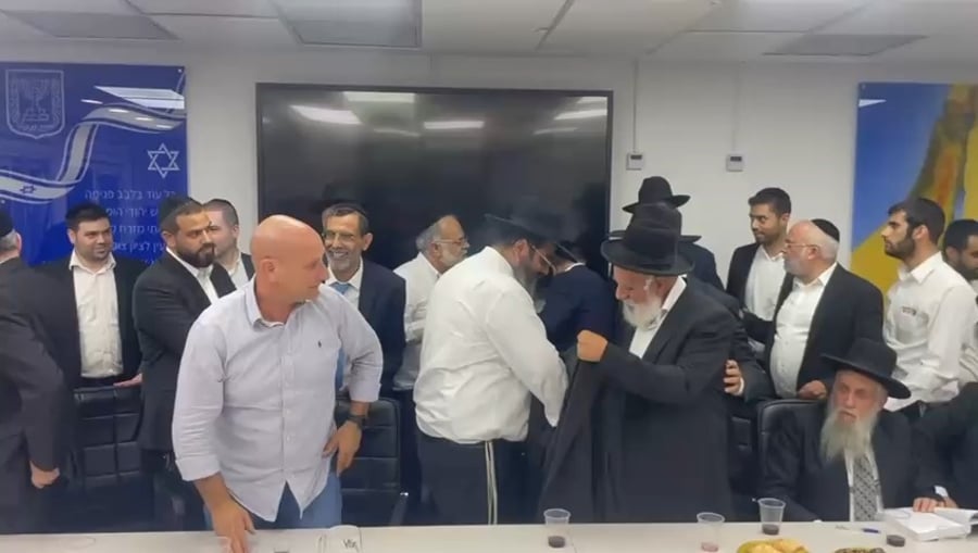 הרב מחפוד, מכתיר את הרב בסיס לכהן כרב העיר, לאחר בחירתו לתפקיד