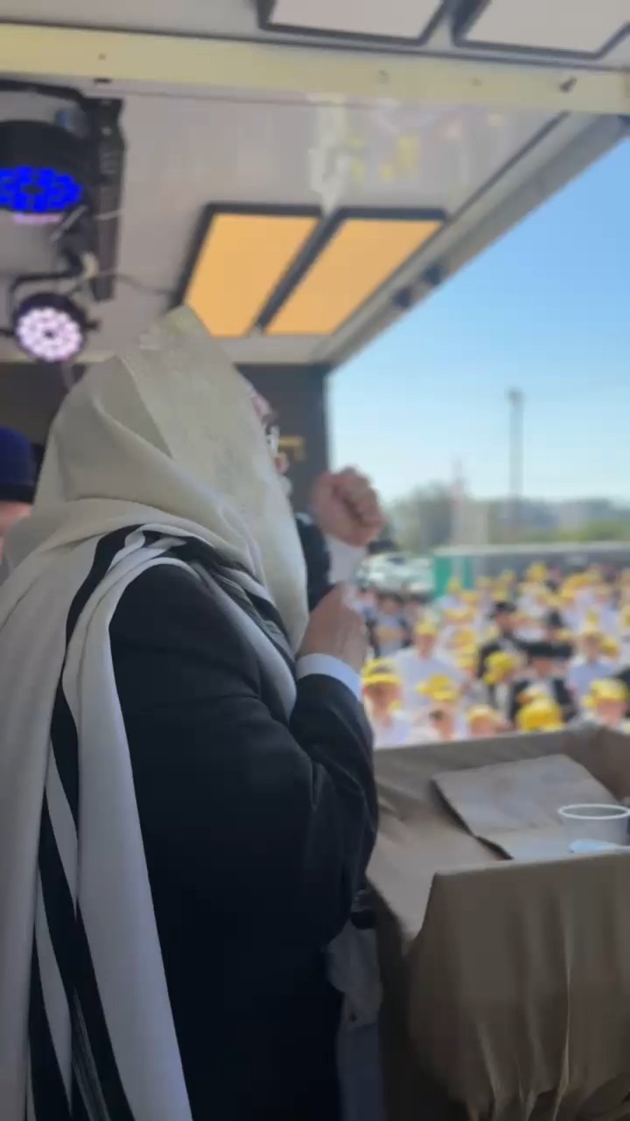 אלפי ילדי עטרת שלמה בקבלת עול מלכות שמיים בשערי כלא 10 בבית ליד