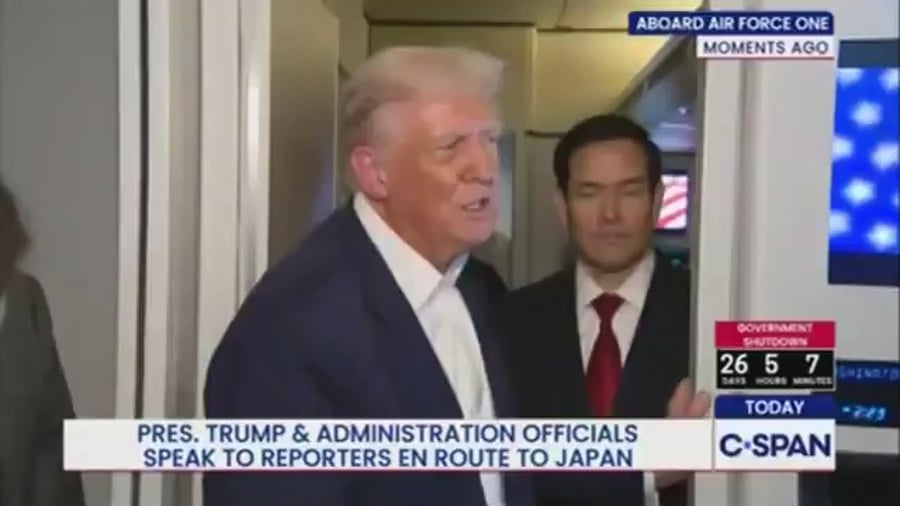 טראמפ במטוס