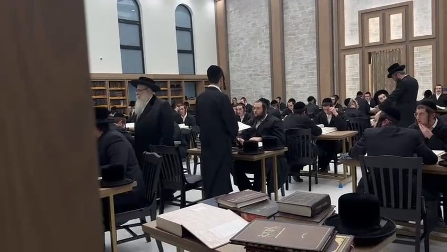 האדמו"ר מצאנז קלויזנבורג בסיור בהיכל הישיבה החדש