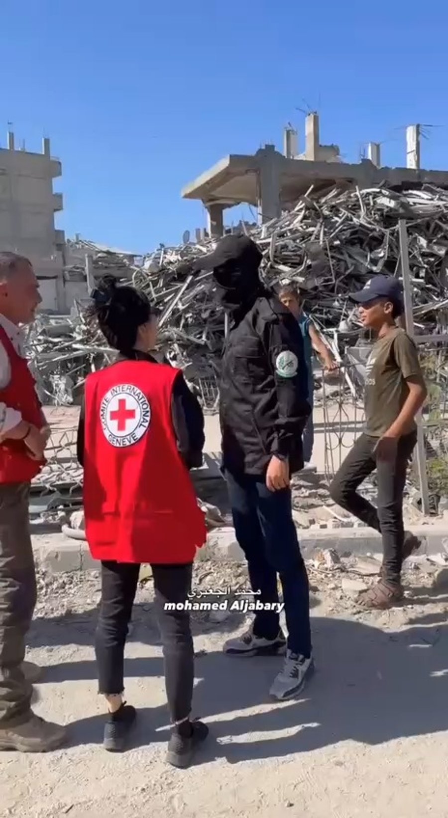 מחבלי החמאס עם הצלב האדום במזרח העיר עזה