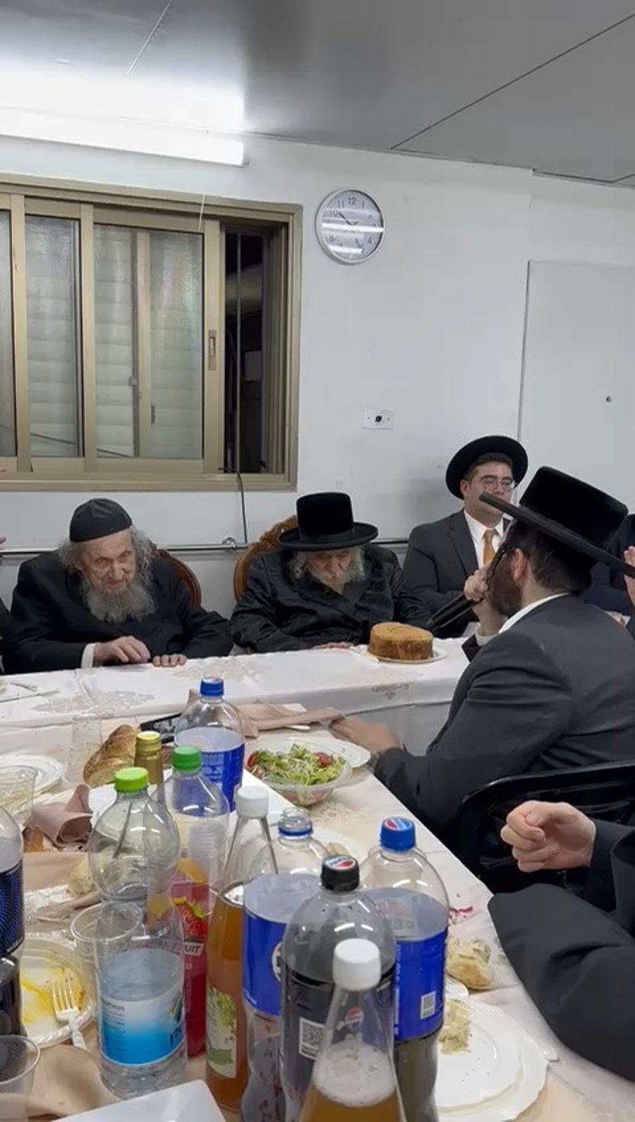 זאנוויל שר לפני הגר"ד לנדו, והאדמו"ר מטשערנוביל