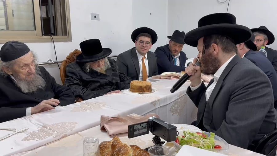 זאנוויל שר לפני הגר"ד לנדו, והאדמו"ר מטשערנוביל