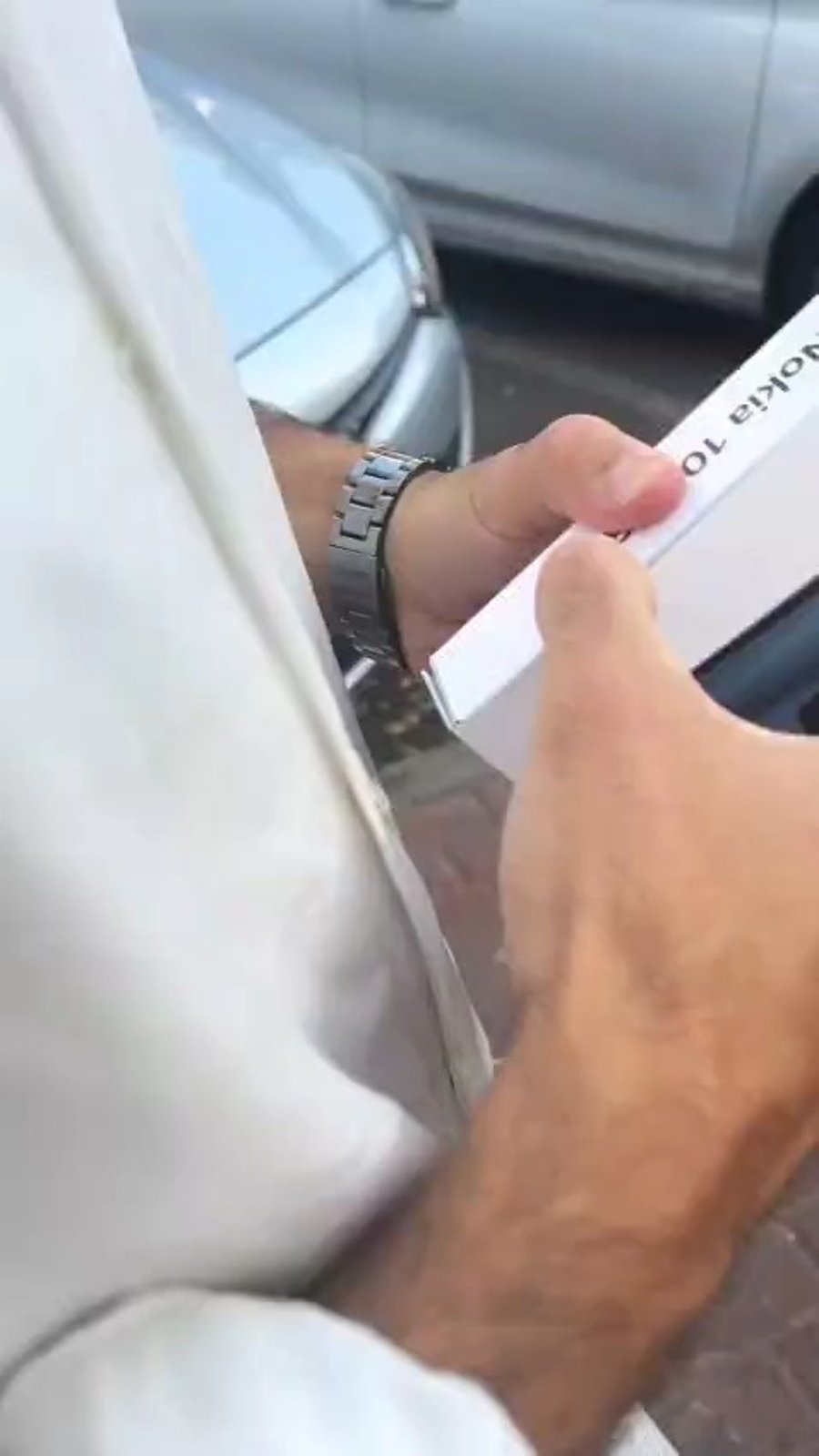 אסף הרץ עם הפלאפון החדש