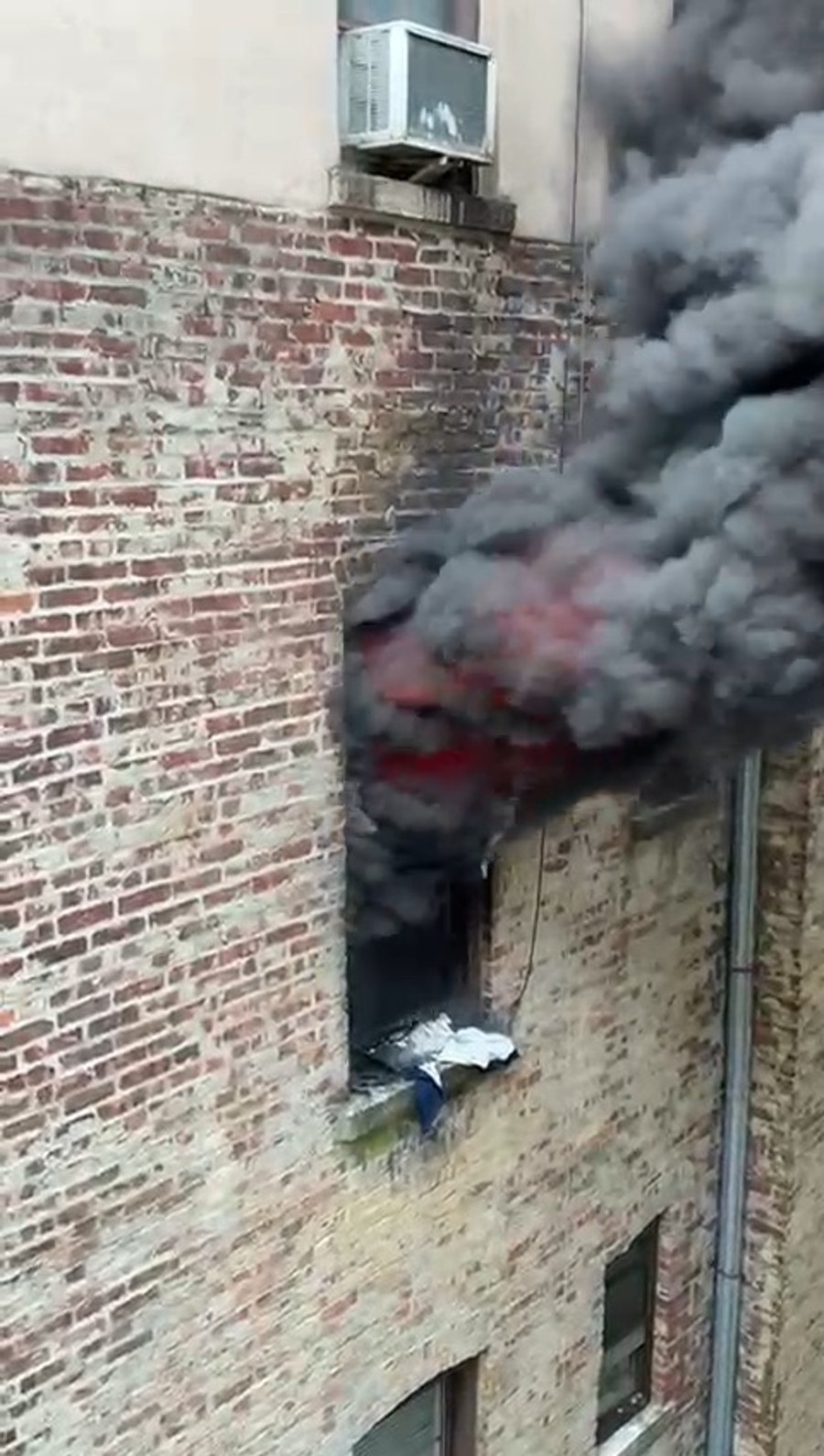 הלהבות האדירות בבניין