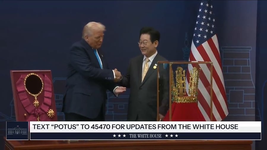 טראמפ מקבל את העיטור והכתר