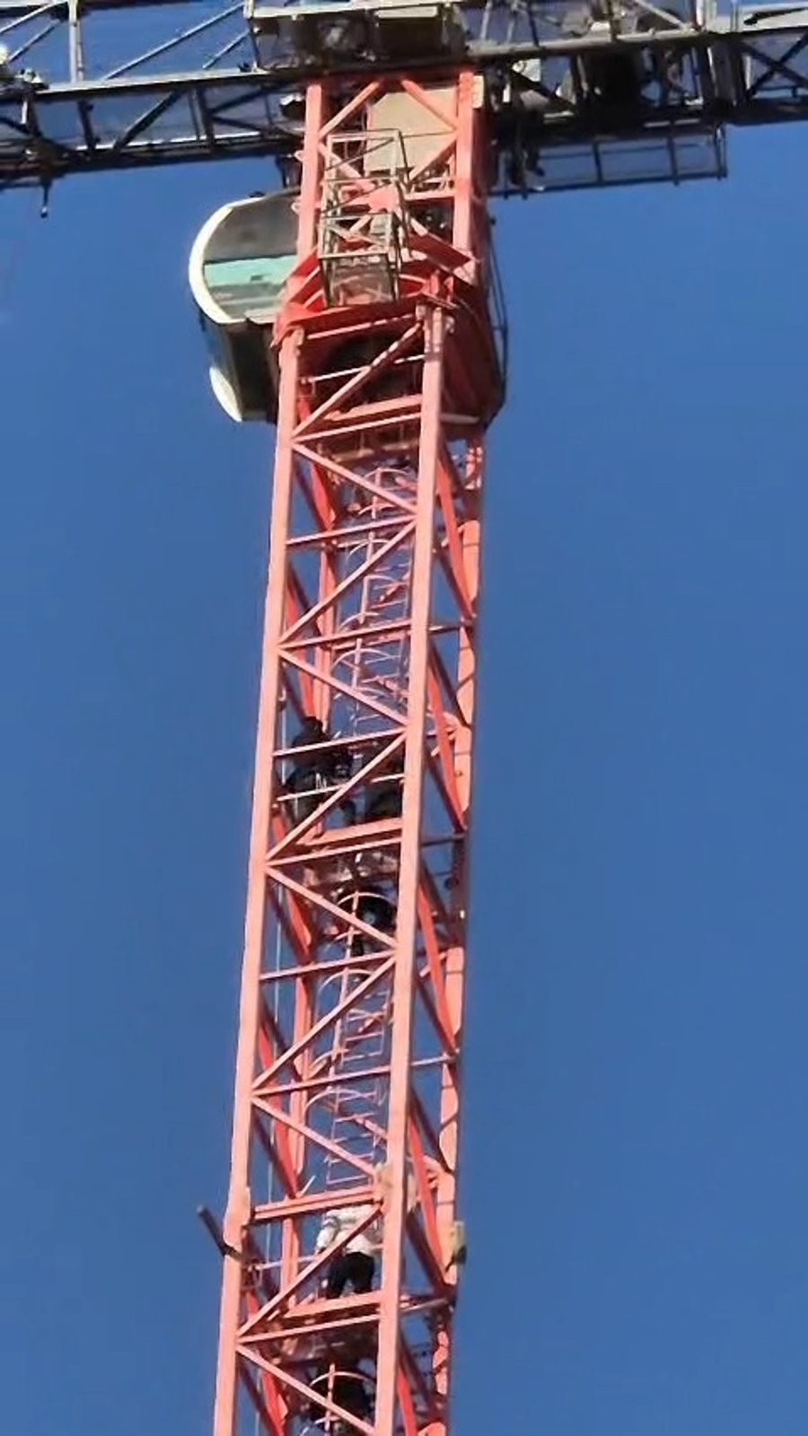 הנערים על המנוף