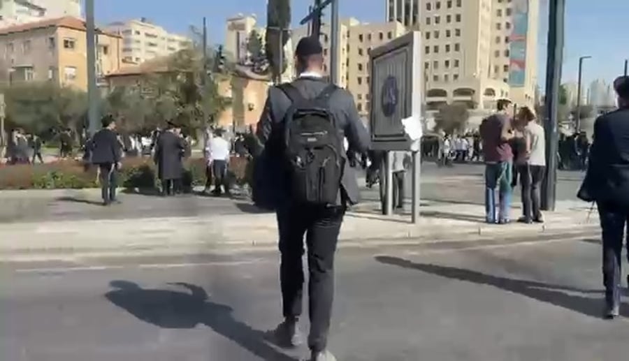 המונים נוהרים לעצרת