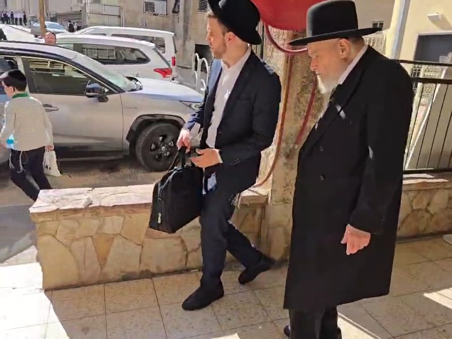 ראש הישיבה יוצא לפני זמן קצר מביתו שבבני ברק