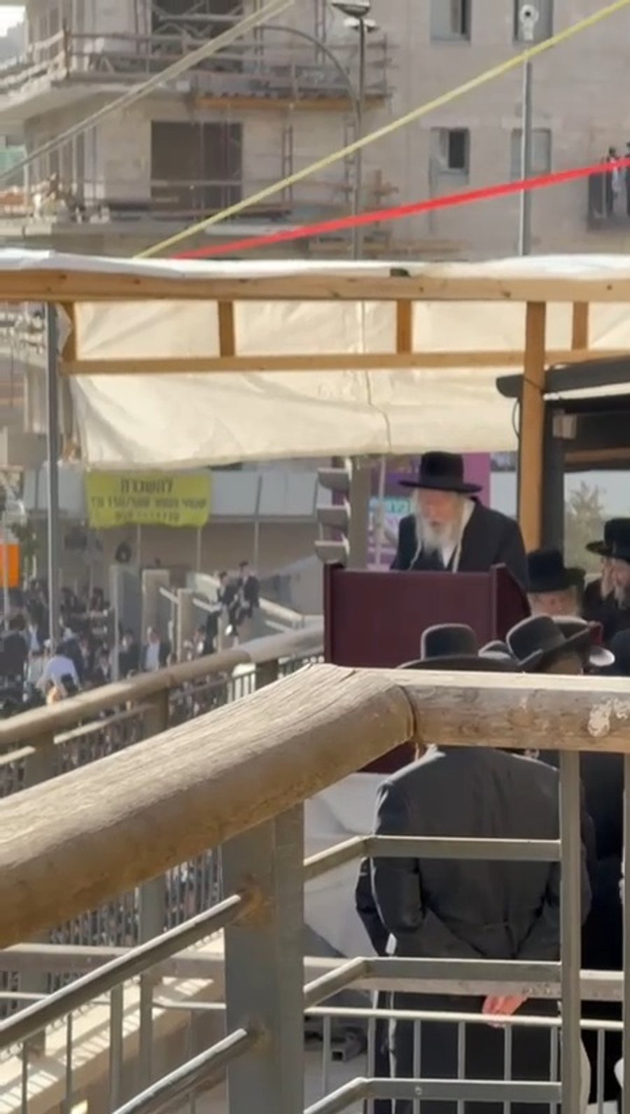 האדמו"ר מגור בתפילת מנחה בעצרת המיליון