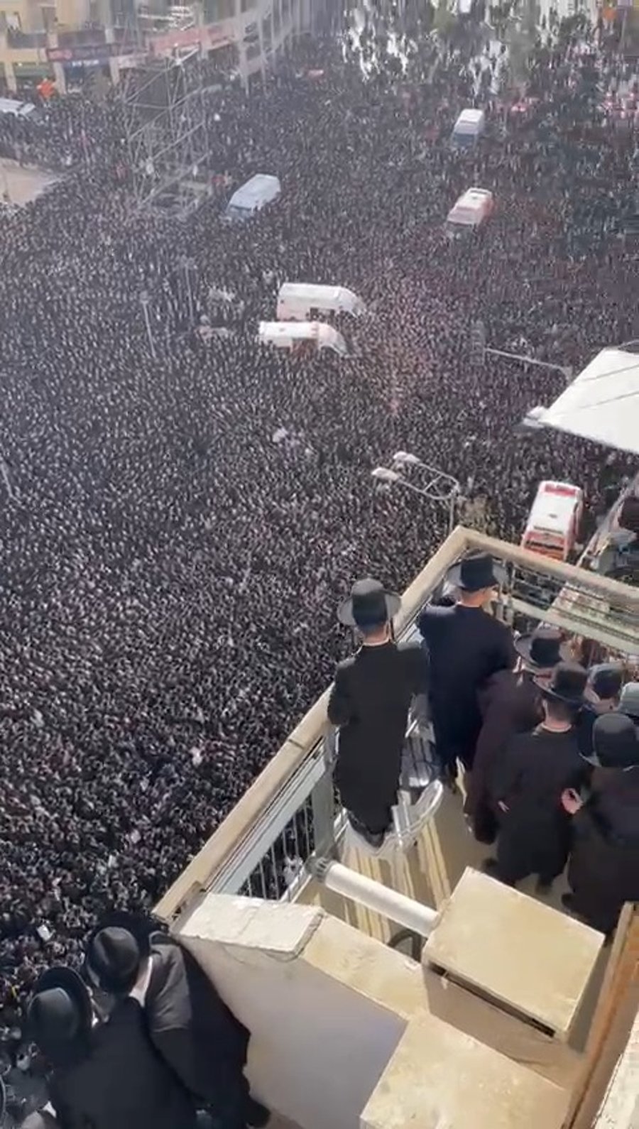 האדמו"ר מגור בתפילת מנחה בעצרת המיליון