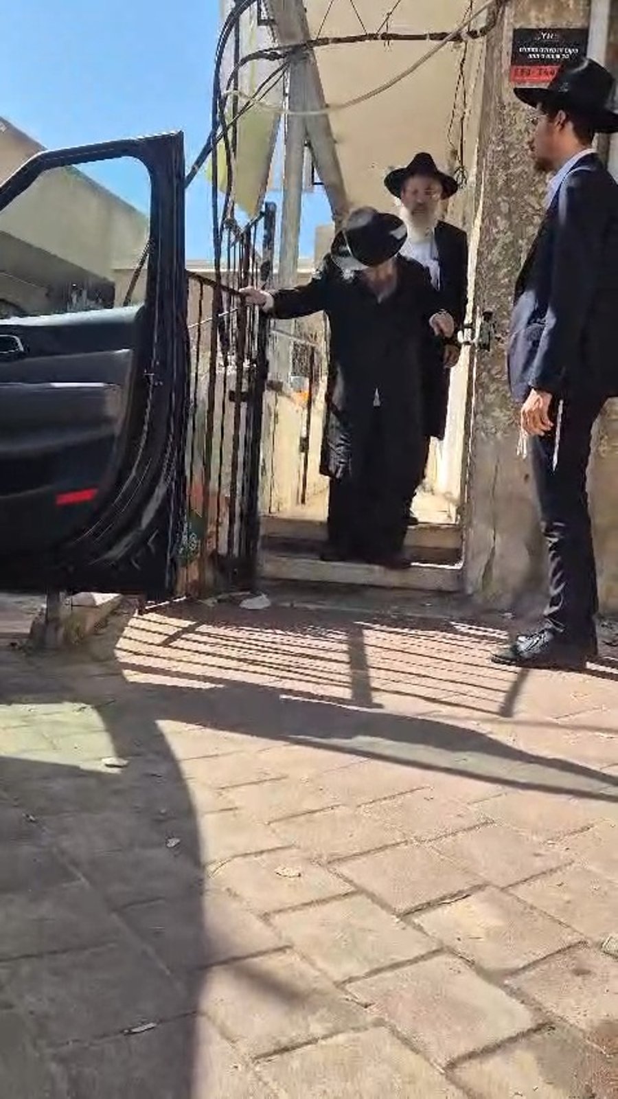 הגר"ד לנדו ביציאה היום מביתו